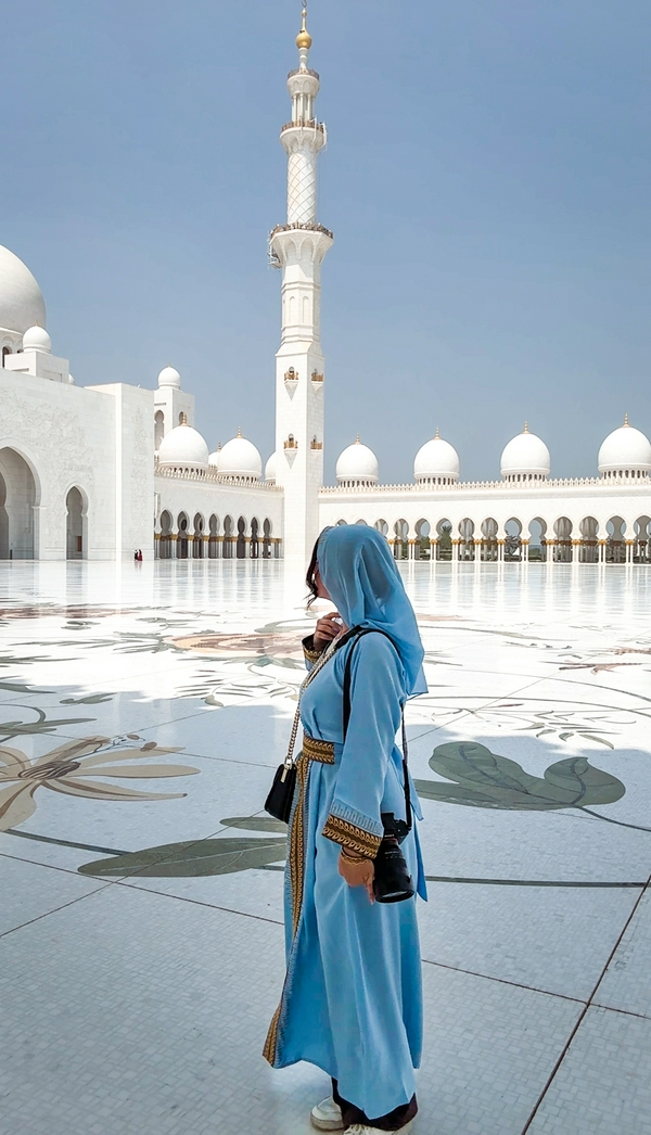 Sheikh Zayed Grand Mosque showcasing its grand domes and minarets.