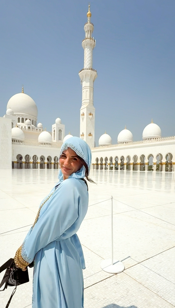 Visitors enjoying the serene ambiance of Grande Moschea Sheikh Zayed mosque.