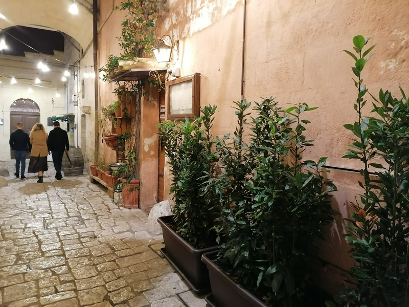 Local cuisine and culinary experiences in Cantuccio, Italy.