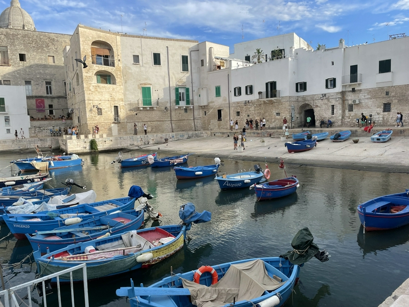 Monopoli, passing through hero