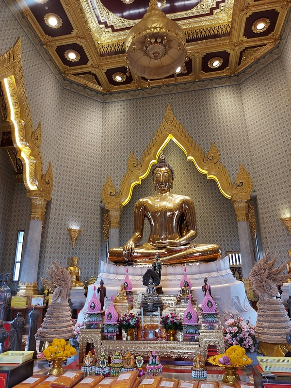 Wat Traimit, a landmark featuring the world's largest solid gold Buddha statue in Bangkok's Chinatown.