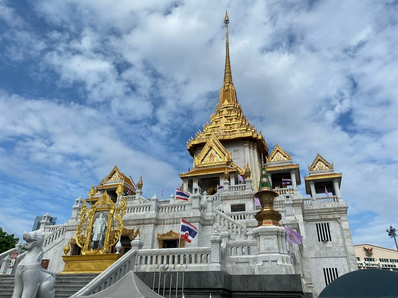 Stunning golden Buddha statue at Wat Traimit in busy Chinatown.