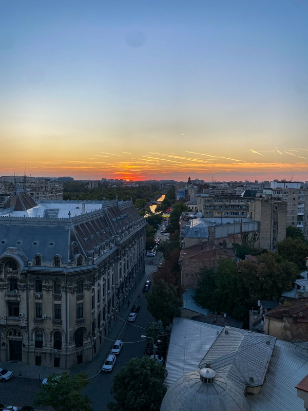 Aperitivo a la Linea | Closer To The Moon 1