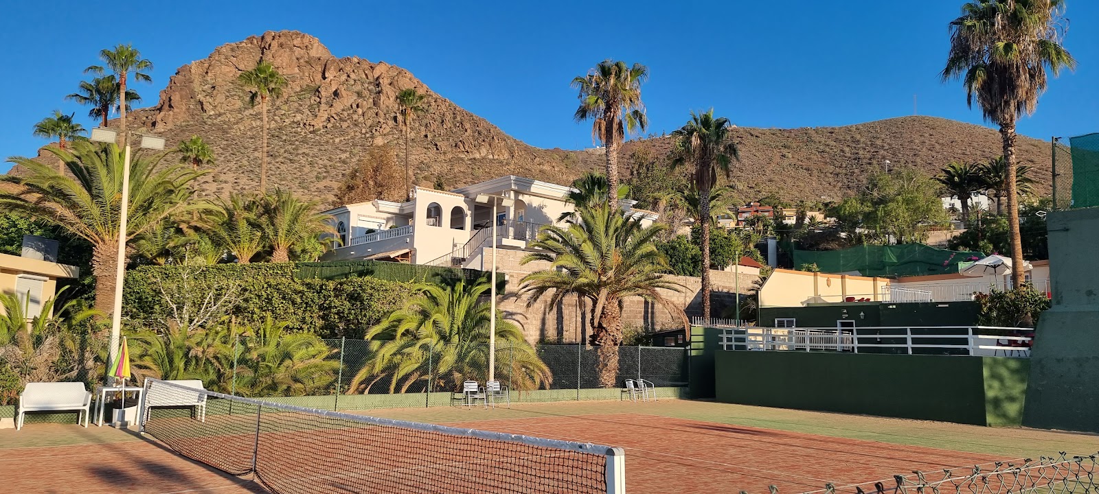 Padel lessons with a view hero