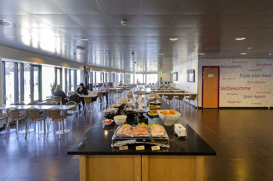 Cozy cabin-style hotel room with central location for city exploration.