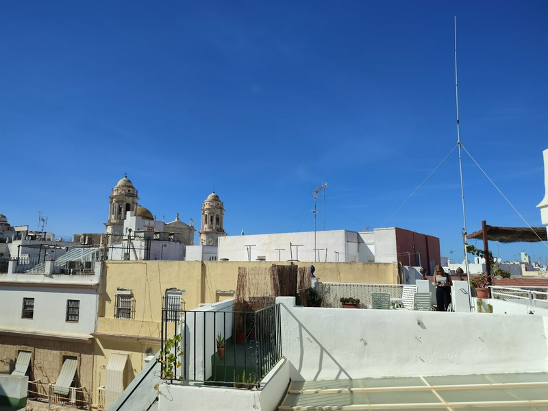 Cozy urban pension offering moderate experiences and private rooms.