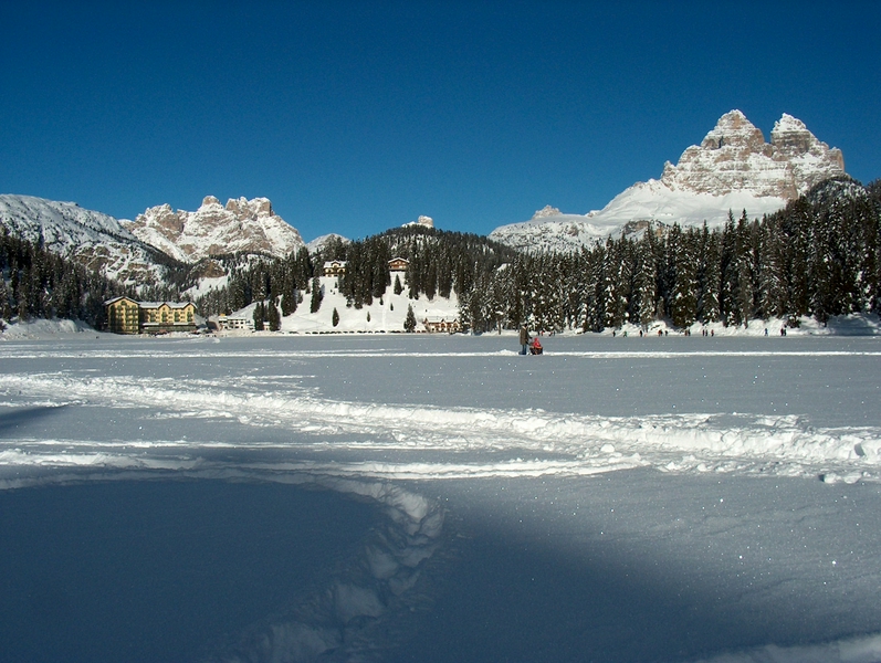 A scenic view of Lago di Misurina showcasing its natural beauty during a lake walk.