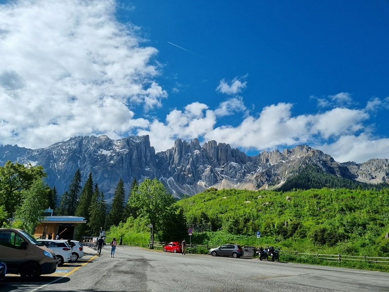 Lago di Carezza with emerald green waters surrounded by mountains.