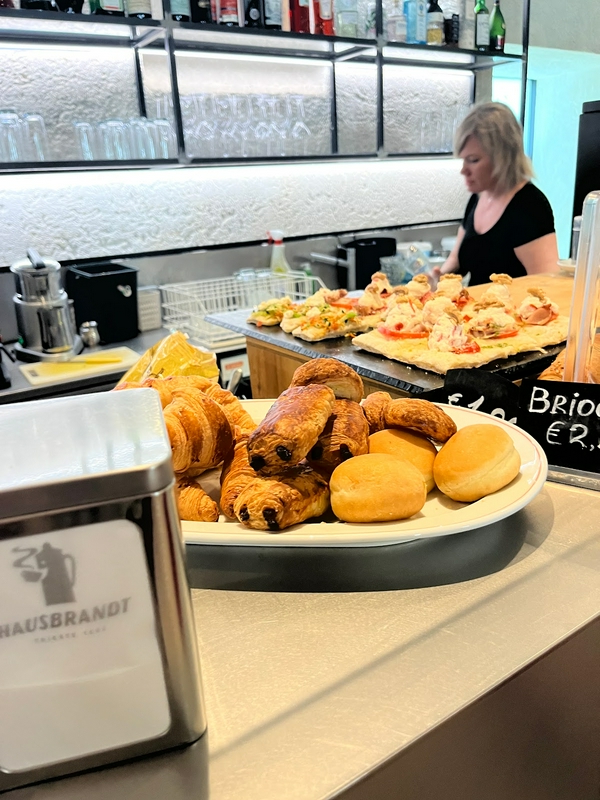 Cozy dining atmosphere at Emmas Bistro in St.Veit with sandwiches and cold beer.