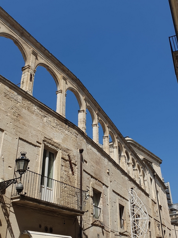 Stunning Baroque architecture in Lecce featuring historic buildings and elegant arches.