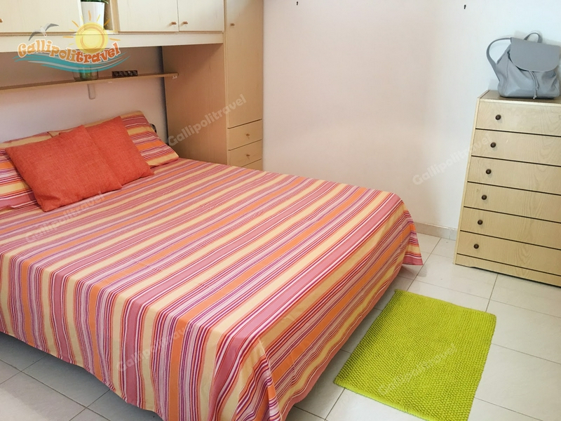 Well-decorated bedroom showcasing a comfortable bed and soft pillows.