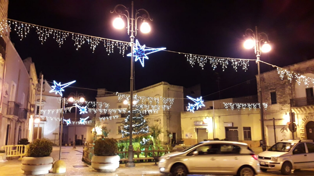 Group exploring urban areas and beaches in Salento, Italy.
