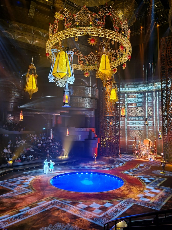 Showtime at La Perle  4