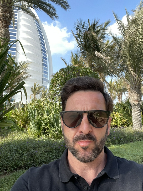 Brunch facing the Burj al-Arab hero