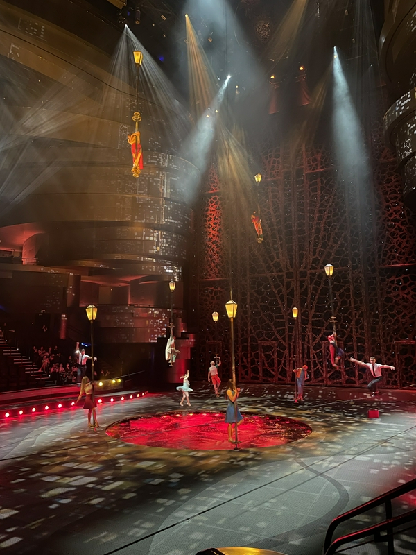 Showtime at La Perle  1