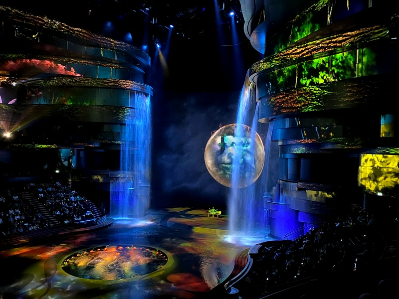 Showtime at La Perle  2