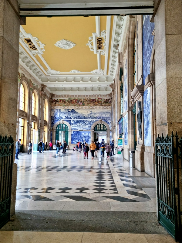 Sao Bento station hero