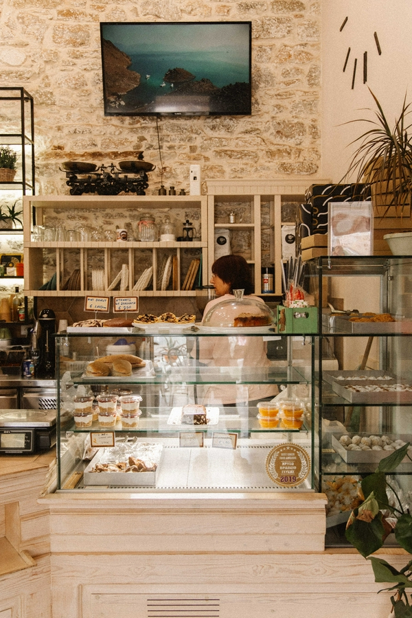 Cozy cafe setting in Gialós with baked goods and greenery.