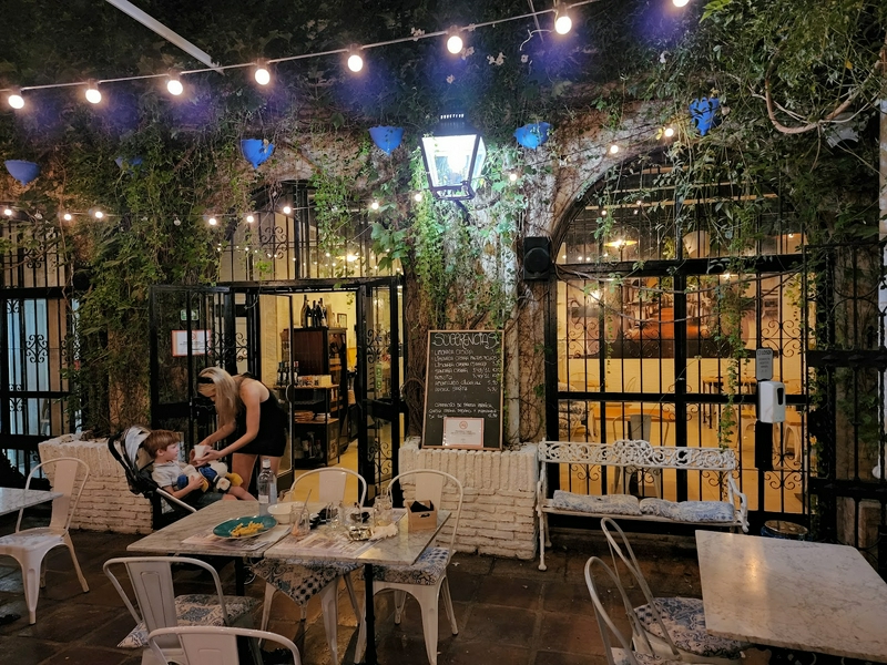 Dining al fresco with great local food 1