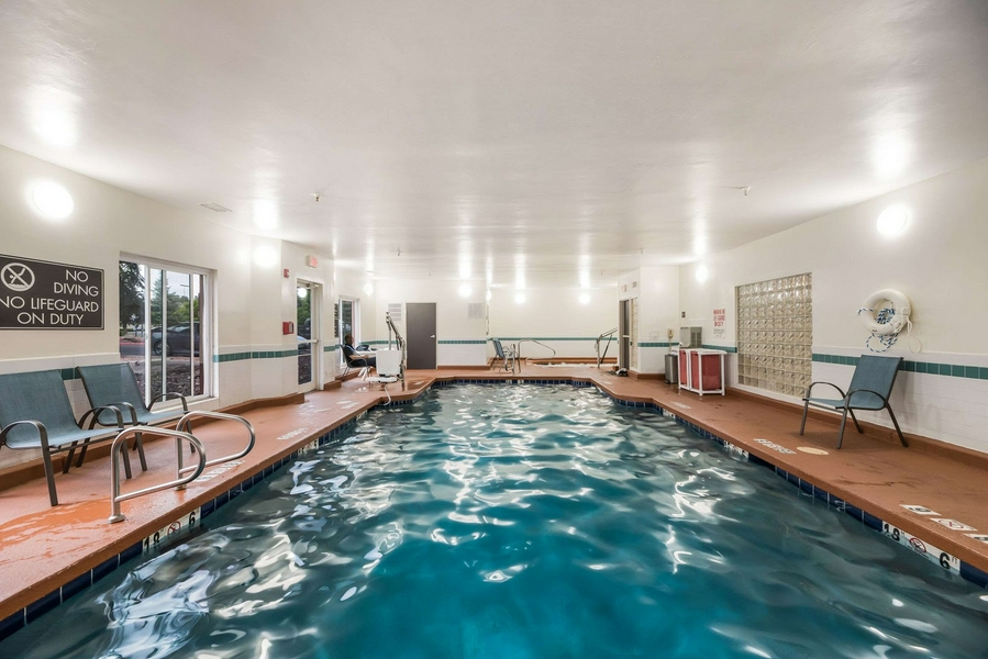 Holiday Inn Express & Suites Flagstaff 2